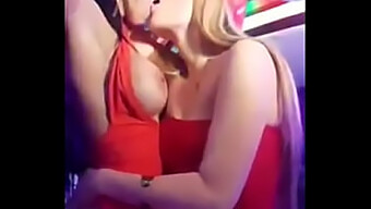 Garotas Loiras E Latinas Se Beijando E Tocando Os Seios Grandes Uma Da Outra