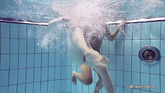 Belezas Russas Nadam Nuas Em Uma Piscina Pública