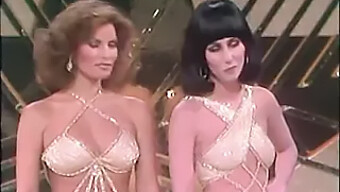 Cher Și Raquel Welch Joacă Într-Un Videoclip Retro Milf.