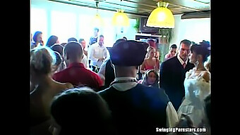 Casais Se Envolvem Em Atividades Sexuais Públicas No Dia Do Casamento.