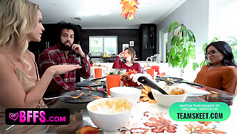 Uma Loira Estonteante Convida Seu Amante Para Um Jantar De Ação De Graças.