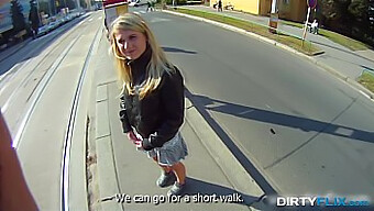 Blond Nastolatka Doświadcza Spotkania Seksualnego Na Świeżym Powietrzu Przed Kamerą.