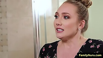 Aj Applegate Geeft Haar Vader Een Sensuele Douchemassage