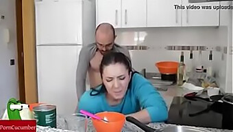 Marido Y Esposa Se Involucran En Un Intenso Sexo En La Cocina