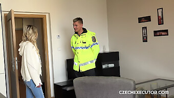 Europejski Policjant Zostaje Ruchany Przez Eskortę W Dzikiej Scenie Seksu.