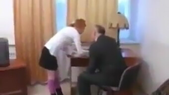 Dve ljubki dekleti v pozdravnem ravnatelju: porno video