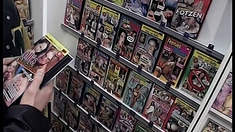 Un Incontro Di Sesso Di Gruppo In Uno Studio Porno All'Interno Di Un Video Store