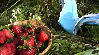 S'Amuser En Plein Air Avec Une Mignonne Qui Aime Les Fraises