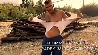 Thomas.J Striptiz Yaparken Soyunuyor