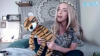 Małogłowa blondynka Carol Baskin w parodii Hot Tiger King