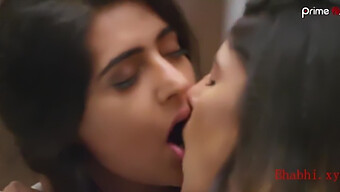 L'Actrice Indienne Shiny Dixit Dans Une Scène Lesbienne Sensuelle