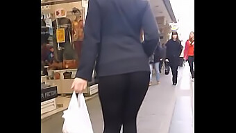 Voyeuristischer Blick auf ein traumhaftes Girl in einer formbetonten Leggings im Fitnessstudio