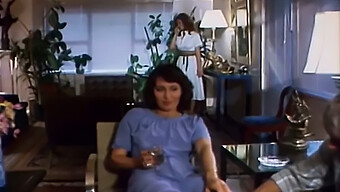 Avrupalı Ev Arkadaşları Retro Pornoda Sıcak Bir Üçlü Paylaşıyorlar