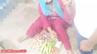 In Clear Hindi Voice, A Man Penetrates His Neighbor'S Vegetable Vendor Wife In Doggy Style