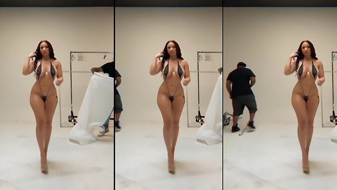 Le grand spectacle de bikini naturel de John Walker et son action de pawg