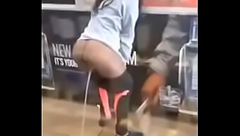 Pipi Puta Prend Son Pied Dans Un Magasin De Lingerie