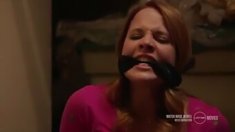 Katie Leclerc被堵住嘴,被捆绑在bdsm中