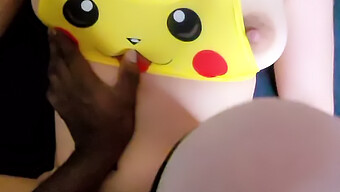 Francúzska Dievčina V Kostýme Pikachu Je Energicky Preniknutá