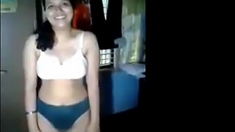 Joven Mujer Muestra Su Cuerpo En El Dormitorio