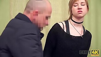 Alice Klay, en fantastisk rødhåret, gir en uforglemmelig blowjob og tar en tur på lånesamlerens grove kuk i denne hjemmelagde videoen