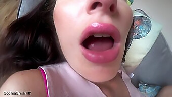 Besos faciales POV y juego de lengua con una novia caliente