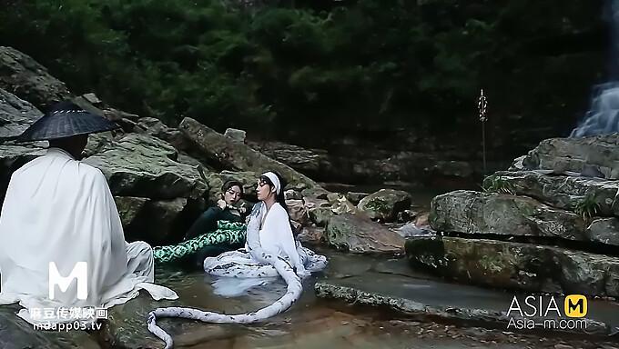 La rencontre érotique de serpent vert et blanc dans une vidéo Mad vintage