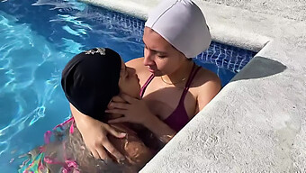 Eu E Minha Parceira Nos Envolvemos Em Atos Íntimos Na Piscina E No Banheiro.