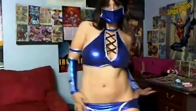 Una chica de cosplay con un atuendo Mortal Kombat revela sus grandes tetas en la webcam. ¡No te pierdas esta escena caliente!