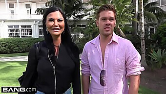 Jasmine Jae exibe seu clitóris perfurado e grandes seios naturais na praia