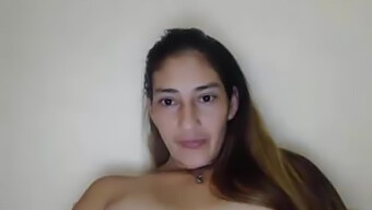 Jonge Latina tiener Pamelita's Skype show van 19-jarige amateur poesje