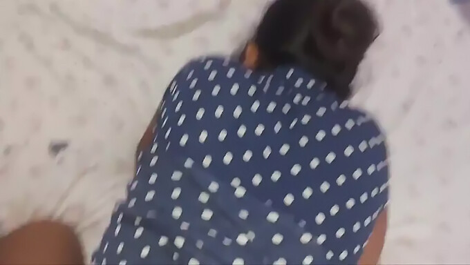 Une tante Desi avec des seins indiens de 18 ans se fait perforer dans la pièce