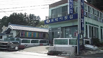 18살의 십대가 하드코어 비디오에서 그녀의 얼굴을 따먹힙니다