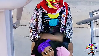 El Encuentro Travieso De Gibby El Payaso Con Una Negra En Público