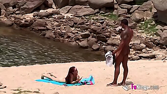 Een Groot Geschapen Afro-Amerikaanse Man Ontmoet Een Naakte Strandganger En Haalt Haar Gemakkelijk Over Om Hem Te Pijpen