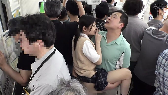 Une rencontre fortuite se transforme en un baiser passionné et une session de léchage intense pour une adolescente japonaise