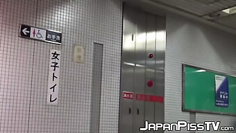 Hermosas Japonesas Seductoras Pilladas Frente A La Cámara Orinando En Un Baño