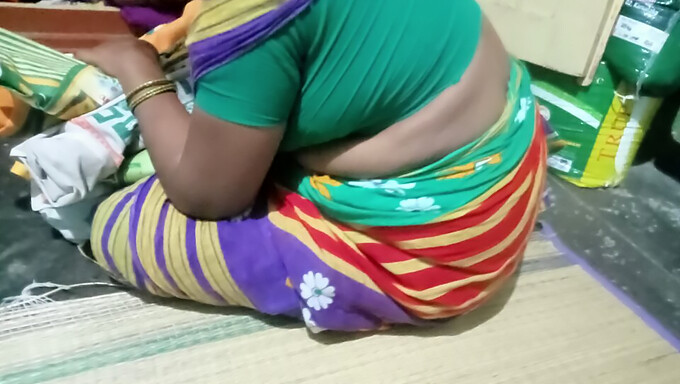 Tante Desi dari penempatan luar bandar di Kerala terlibat dalam aktiviti seksual yang intens