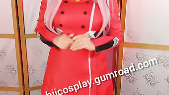 Vòng Một Tự Nhiên Của Zerotwo Và Cô Gái La Tinh Trong Một Buổi Cosplay Theo Chủ Đề Giáng Sinh.