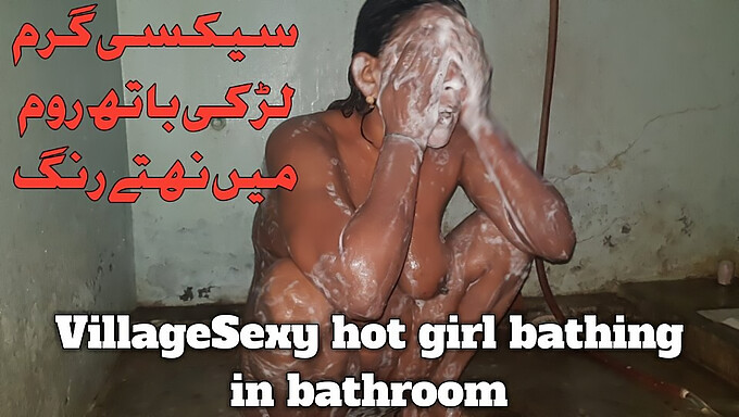 Pakistanisches Mädchen mit großen natürlichen Titten badet im Badezimmer