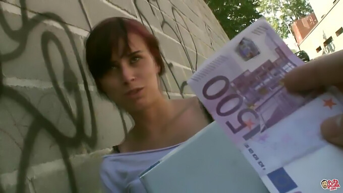 Spanische Amateur-Teenagerin schluckt Sperma für Geld