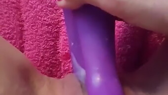 Amatorul Folosește Un Vibrator Pentru A Se Juca Solo