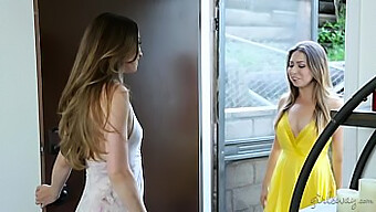 La belleza morena Melissa Moore y Capri Anderson se lamen mutuamente