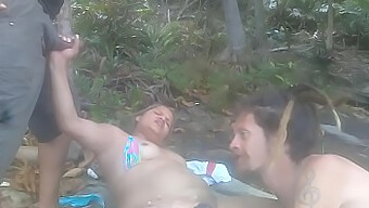 Casal amador é fodido em uma praia de nudismo (Fairy Honey)