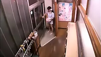 Une Femme Japonaise Séduit Son Amie Dans Une Rencontre Brutale Dans Un Bain Public