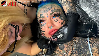 A Beleza Tatuada E Peluda Recebe Uma Gozada Facial.