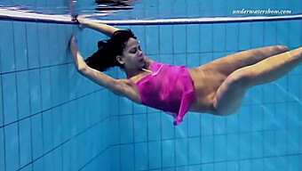 O Adolescentă Pe Nume Zlata Înoată Într-O Piscină