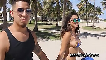 Latinska lepotica Sophia Leone se namaže in zadovolji moškega na plaži