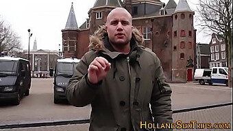 Turistul se bucură de sex hardcore cu o prostituată profesionistă din Amsterdam