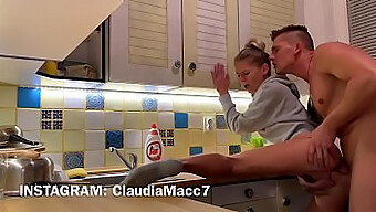 Incontro in cucina di una coppia amatoriale con eiaculazione anale e interna