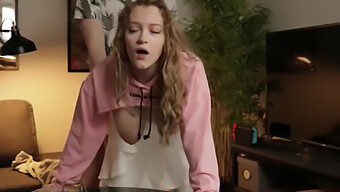 18+ Studentka S Velkými Kozy Skáče Na Domácím Videu